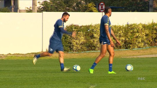 Giovanni fala de cobrança no Avaí: “Feliz, porque quando alguém é cobrado, é que tem mais para dar” - Programa: Globo Esporte 
