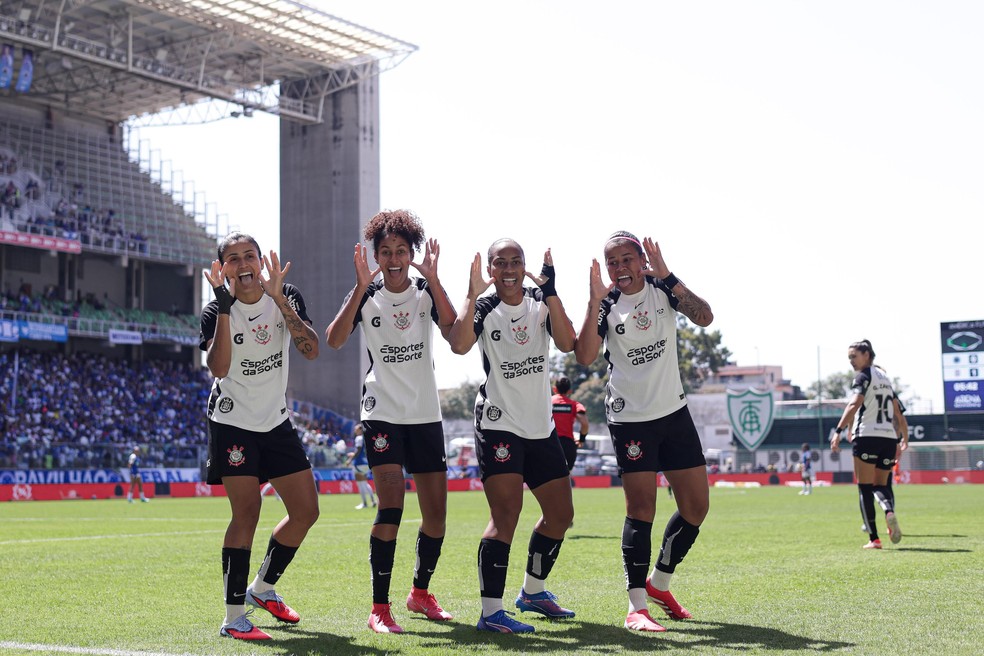 Técnico do Corinthians critica arbitragem da final do Brasileirão Feminino: "Não estava à altura"