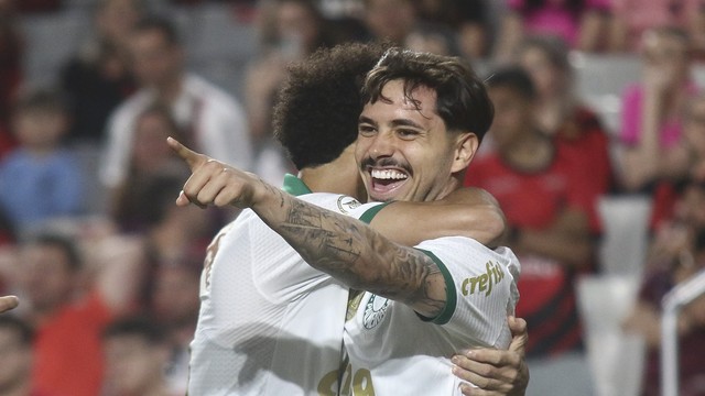 Maurício comemora gol em Athletico x Palmeiras