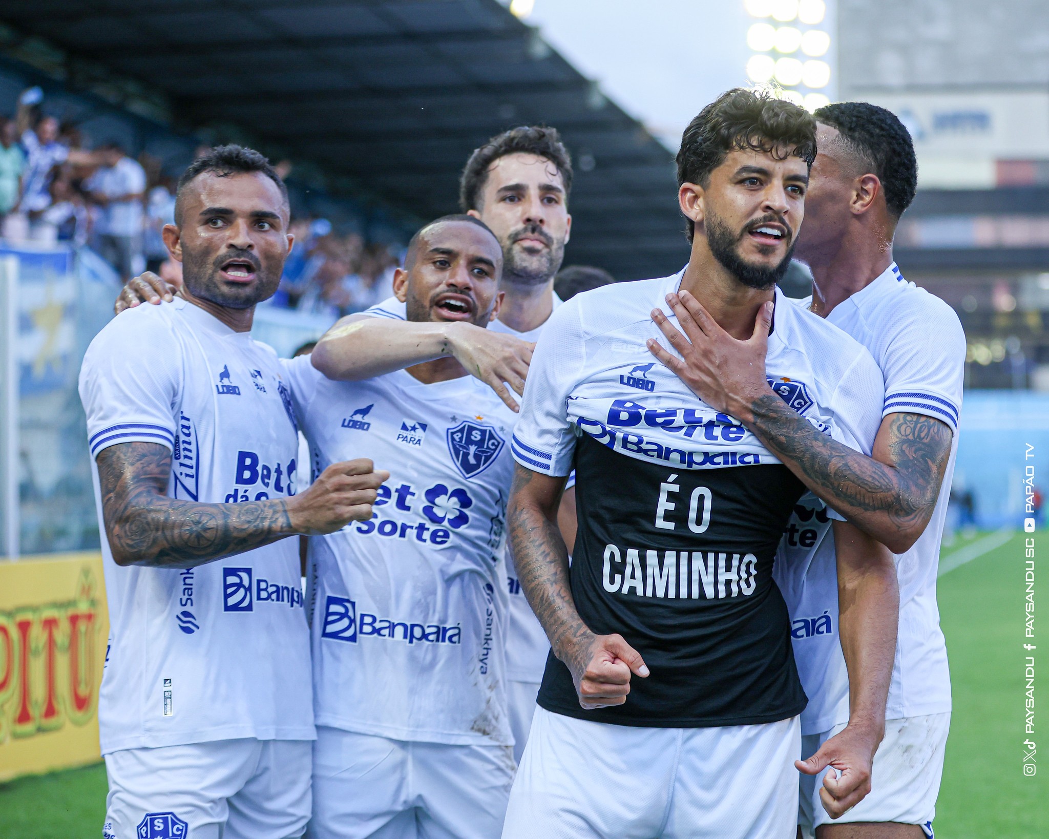Jogador do Paysandu leva segundo amarelo após levantar camisa, mas árbitro se arrepende e retira cartão