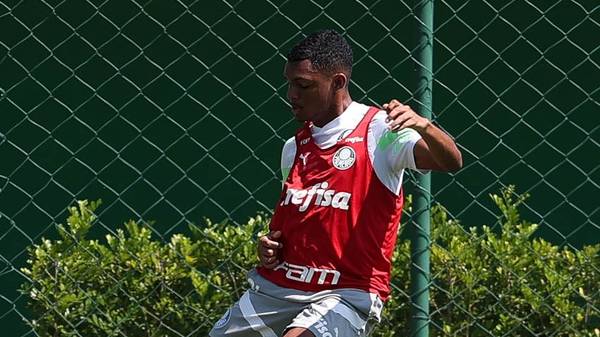 Palmeiras negocia renovação de contrato de Luís Guilherme por mais um ano