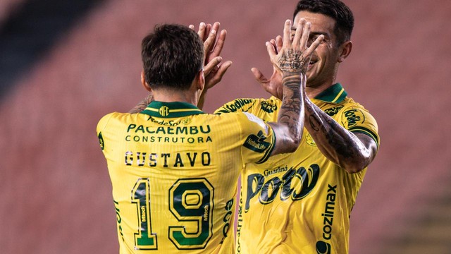 Gustavo Mosquito e André Luís comemoram gol do Mirassol contra o Uberlândia