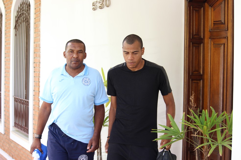 Régis acompanhado por profissional do São Bento durante saída de clínica para o treino  — Foto: Emilio Botta