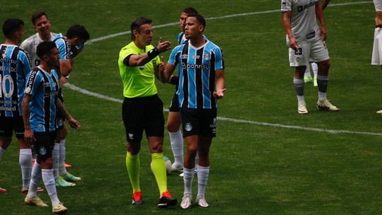 Suspensos, Kannemann e Gustavo Martins desfalcam o Grêmio contra o Bragantino pelo Brasileirão