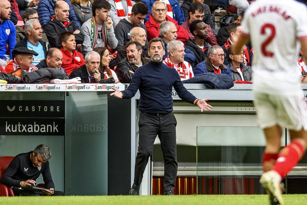 Quique Sánchez Flores, técnico do Sevilla, em jogo da La Liga — Foto: EFE/Javier Zorrilla