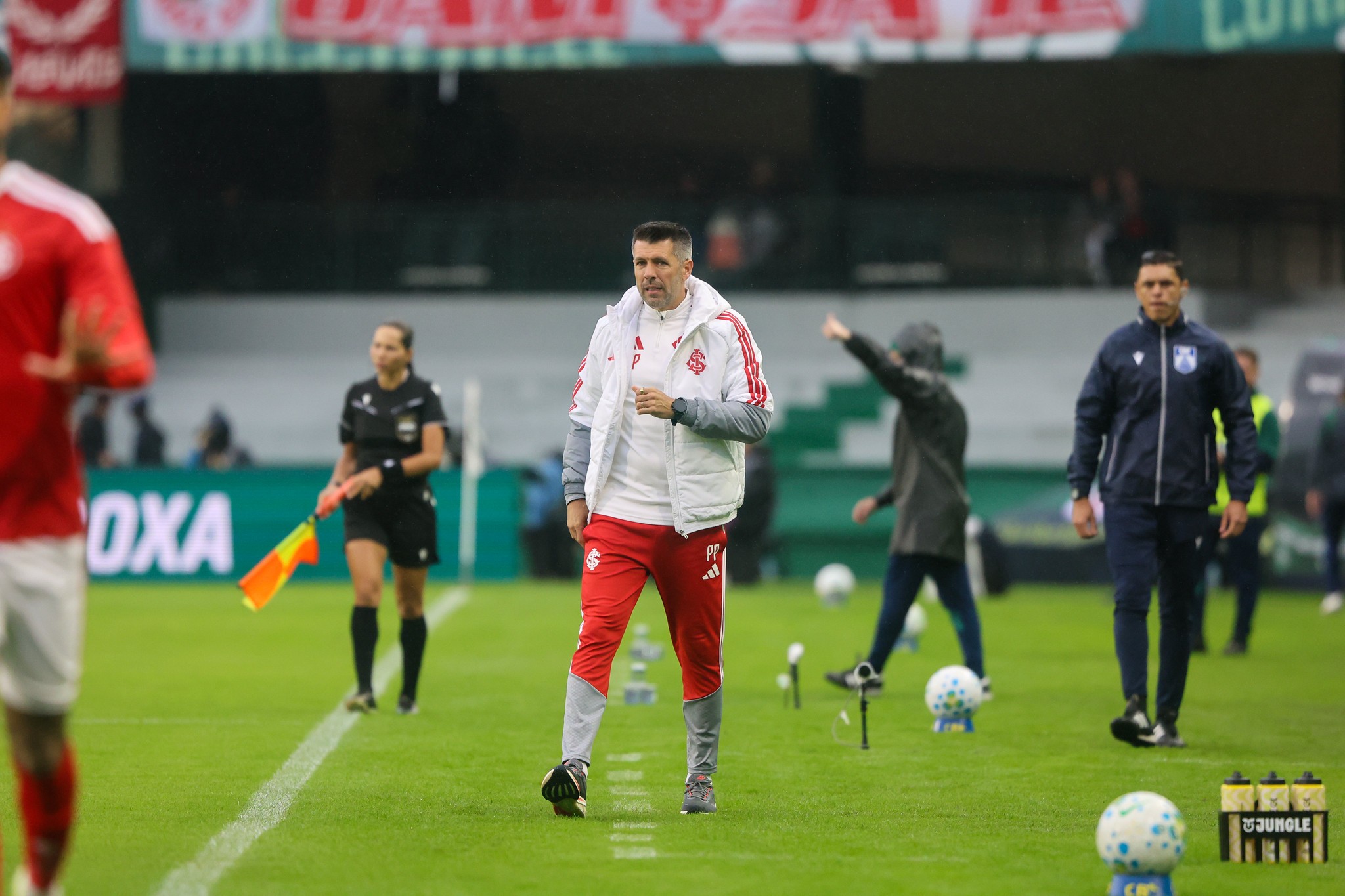 Pezzolano vê Vitinho e Borré titulares do Inter mesmo no banco e defende Rochet