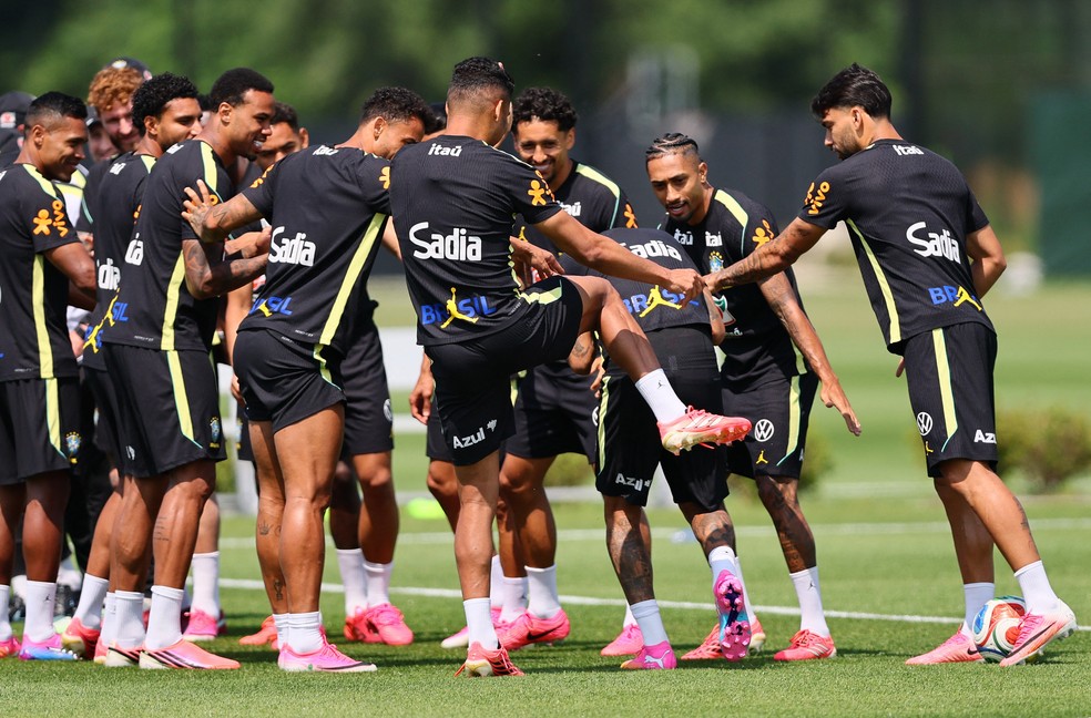 Neymar treina junto com restante do grupo na Seleção nesta quarta-feira — Foto: Caean Couto/Reuters