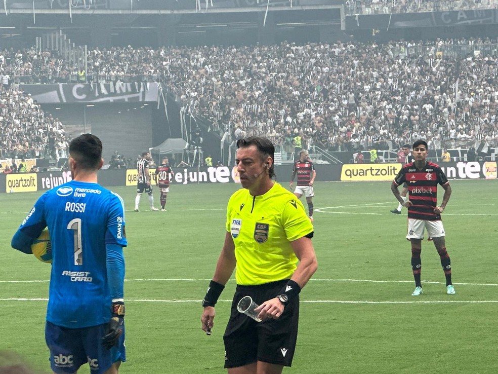 Torcida do Atlético-MG arremessa copo em direção aos jogadores do Flamengo — Foto: André Ribas / ge