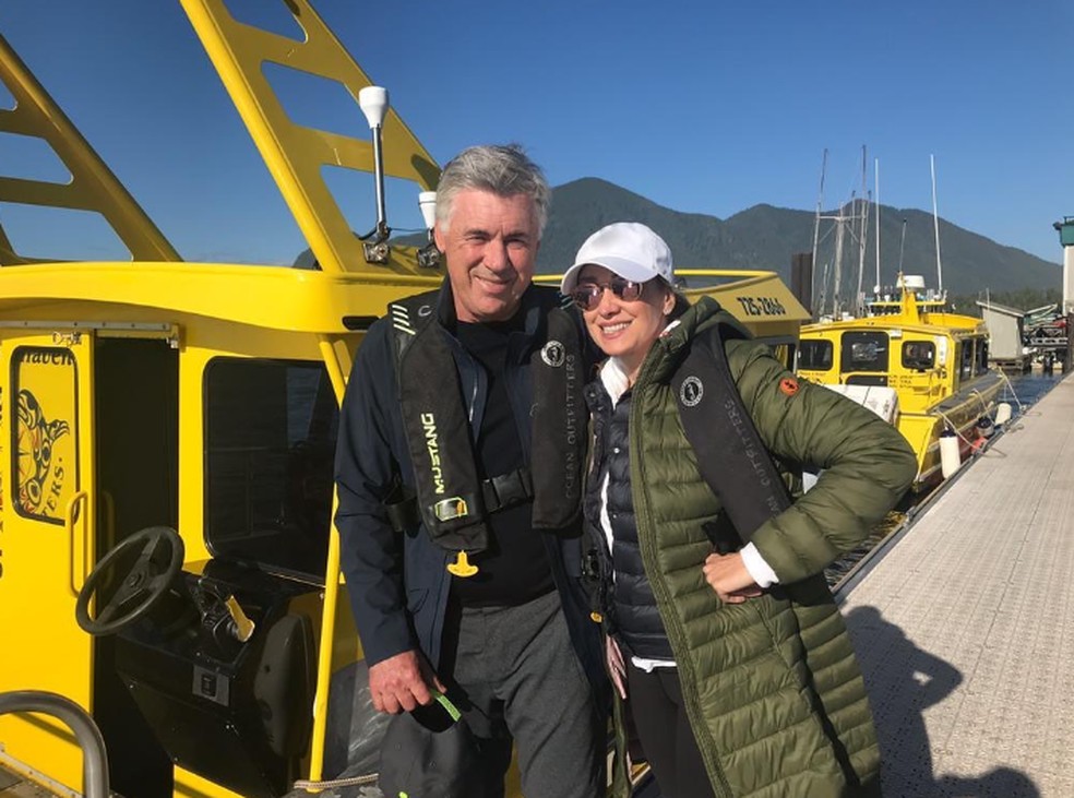 Carlo Ancelotti em passeio de barco para ver baleias, com a esposa — Foto: Reprodução / Instagram
