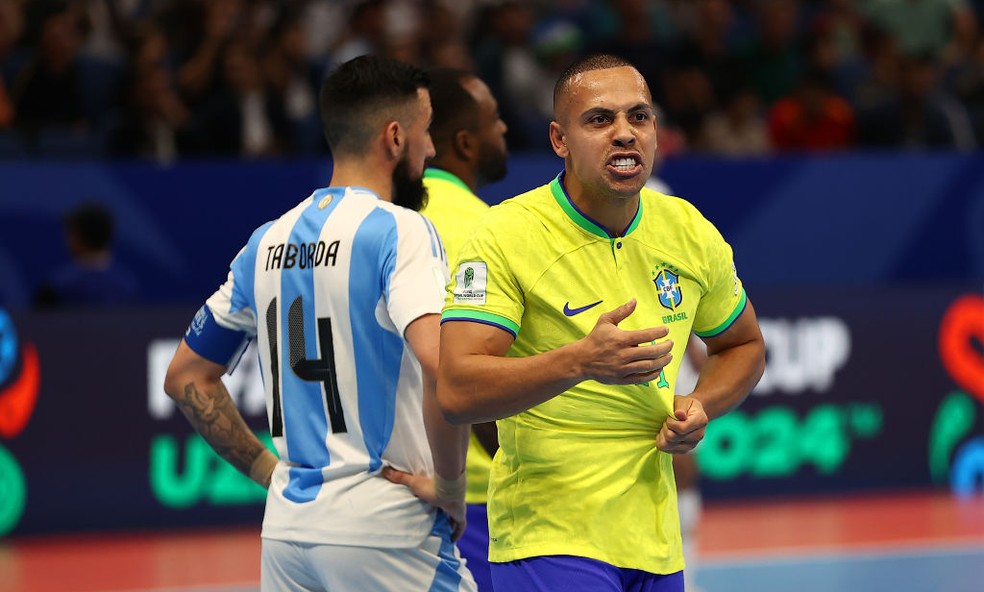 Ferrão comemora gol - Brasil x Argentina na final do Copa do Mundo de futsal 2024 — Foto: Getty Images