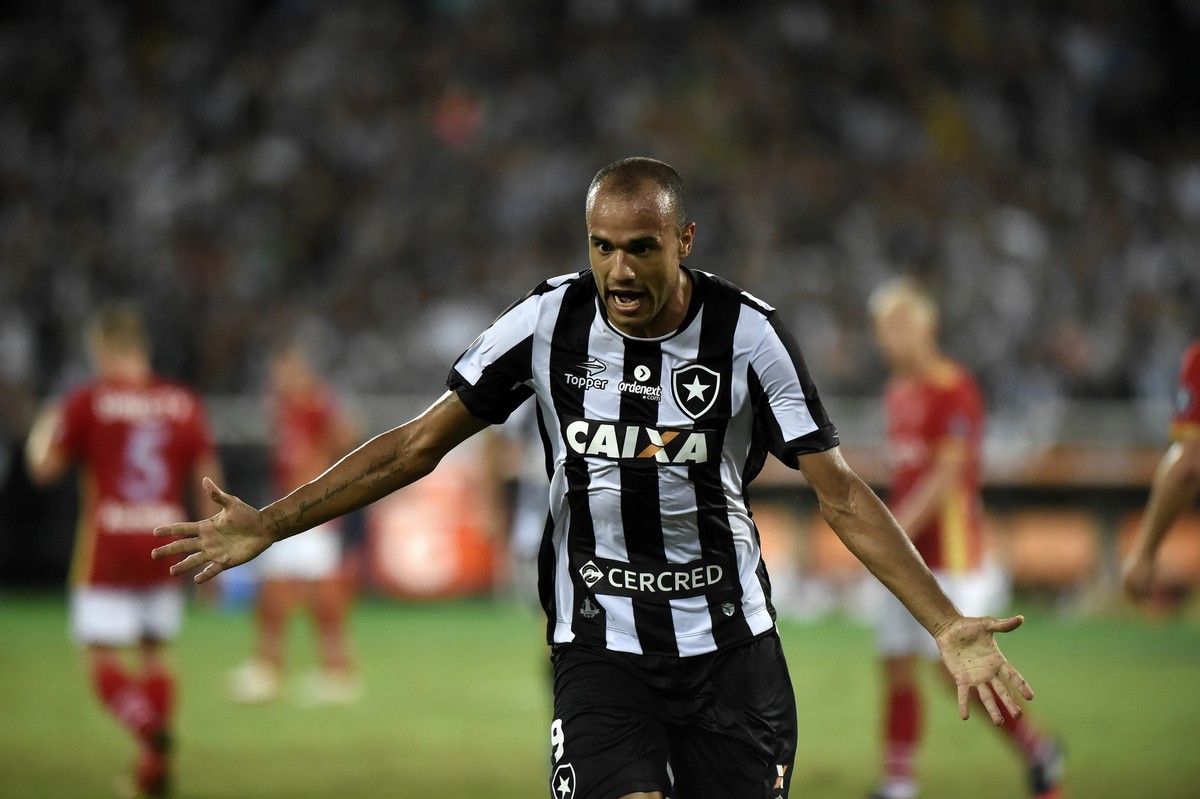 Decisivo na estreia em 2017, Roger vê Botafogo mais forte na ...