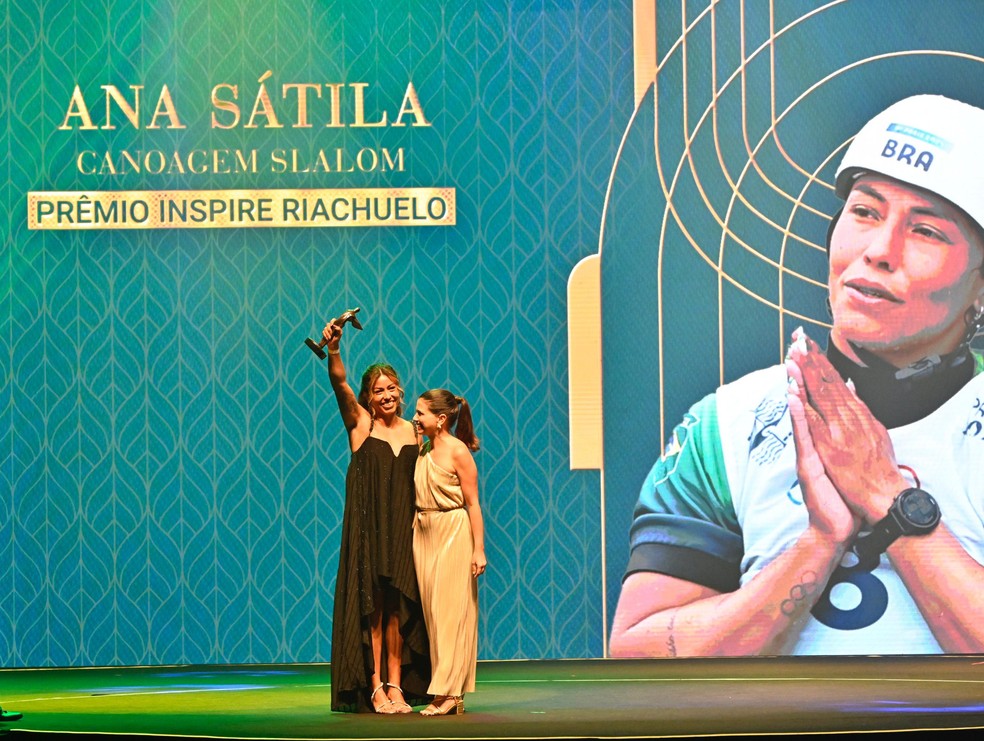 Ana Sátila recebe o Prêmio Inspire Riachuelo no PBO — Foto: André Durão/COB