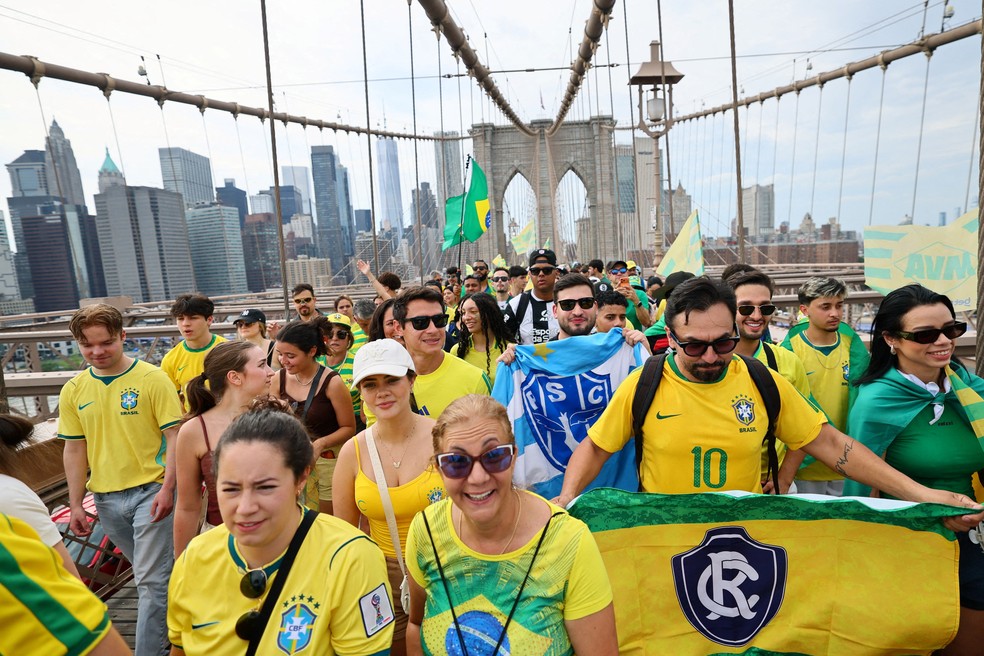 Torcedores na Ponte do Brooklyn exibem troféus e batucada
