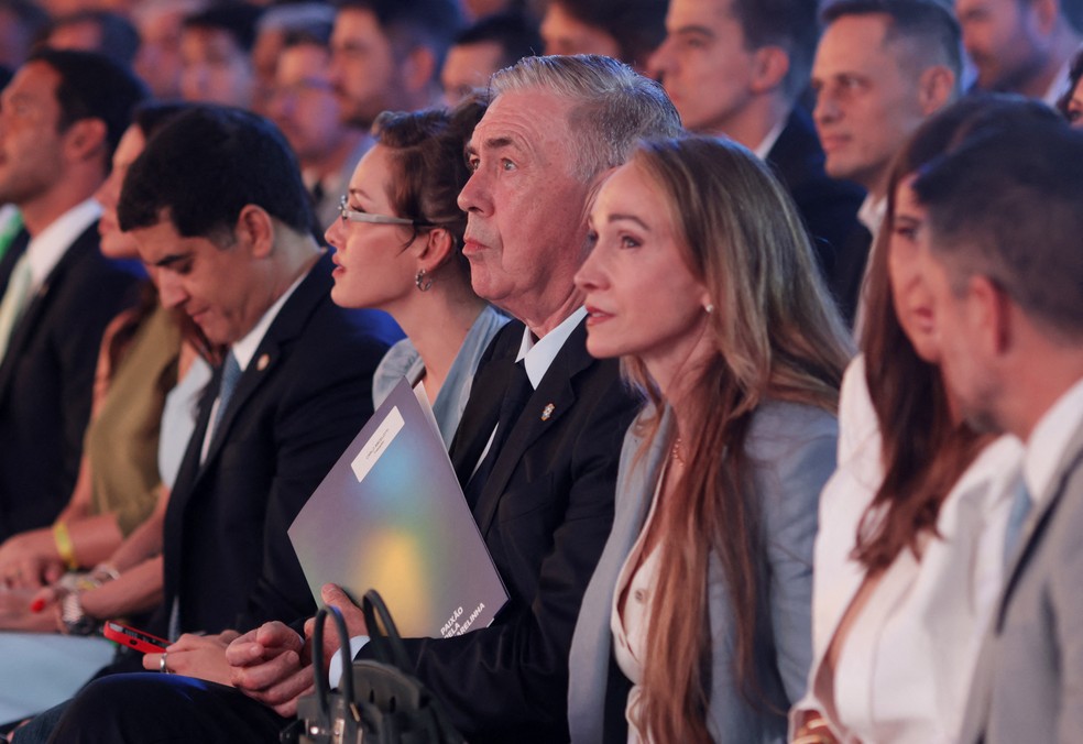 Carlo Ancelotti com a lista de convocados da seleção brasileira — Foto: Reuters