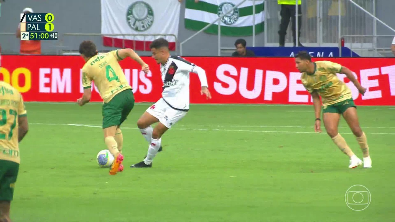 Vai pra onde? Coutinho dá drible e caneta para escapar da marcação do Palmeiras