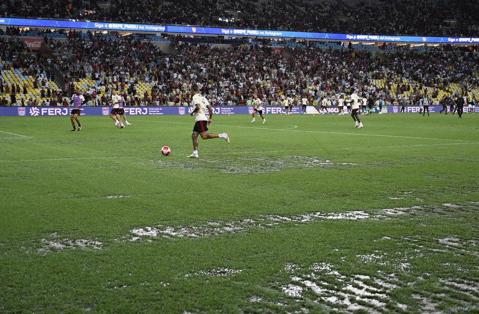Poças no gramado do Maracanã antes de Vasco x Flamengo — Foto: André Durão / ge