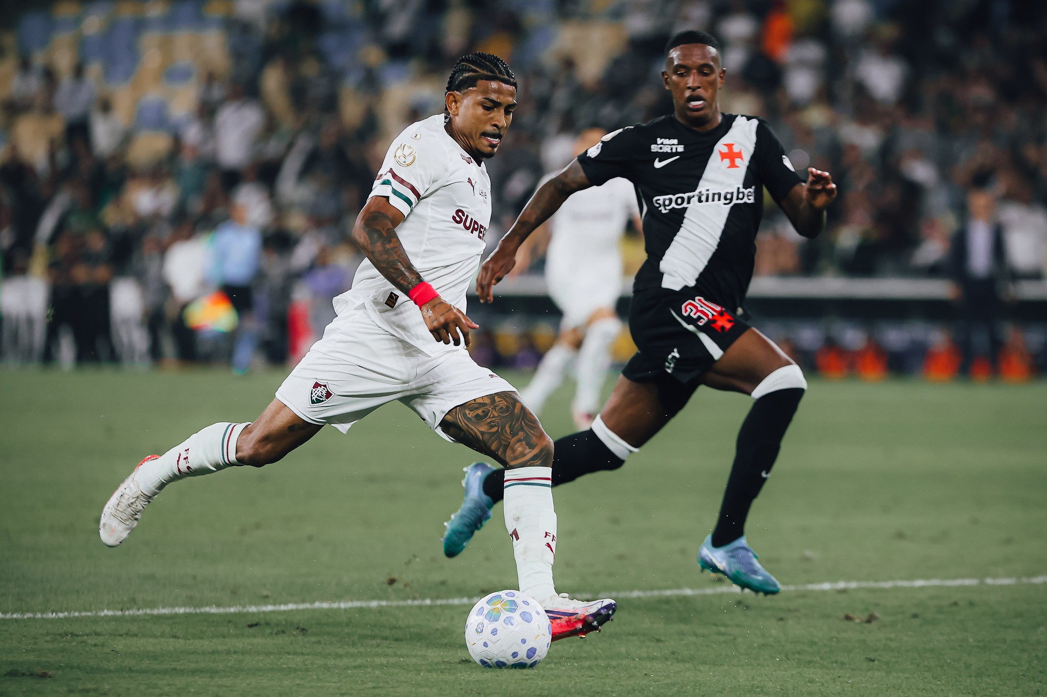 John Kennedy se destaca e assume titularidade no Fluminense, desbancando Hulk