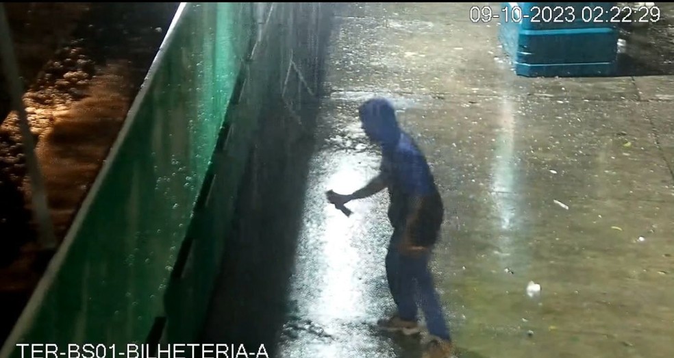 Câmeras flagram vândalos pichando muros da sede do Palmeiras — Foto: Reprodução