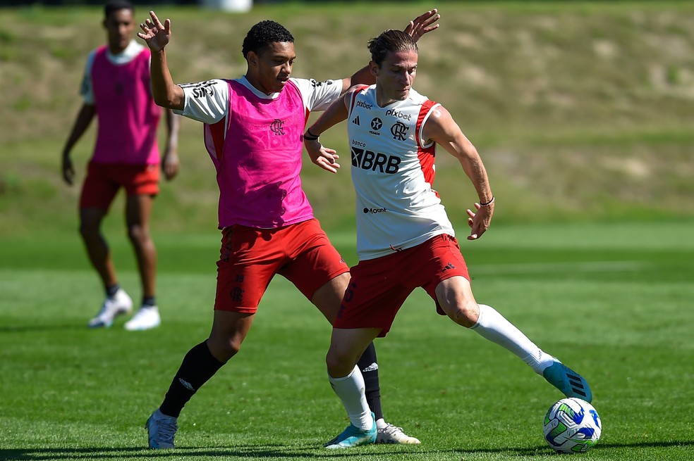 Filipe Luís em treinamento do Flamengo — Foto: Marcelo Cortes /CRF