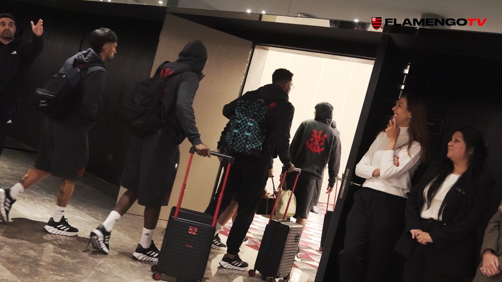 Chegada do Flamengo ao hotel em Buenos Aires — Foto: Reprodução / FlamengoTV