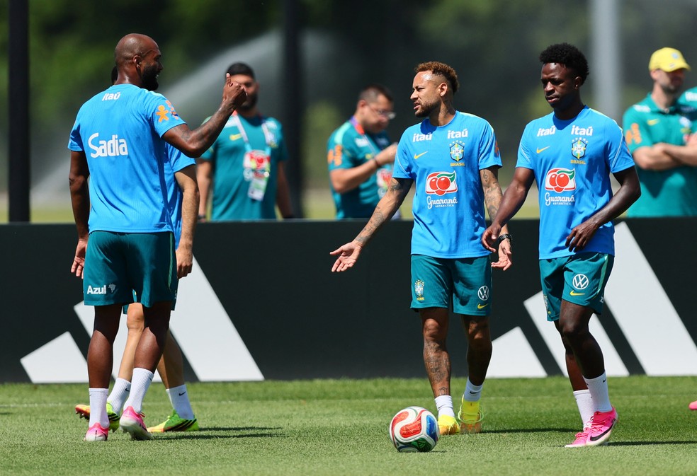 Neymar participa de treino completo com a Seleção — Foto: Reuters/Caean Couto