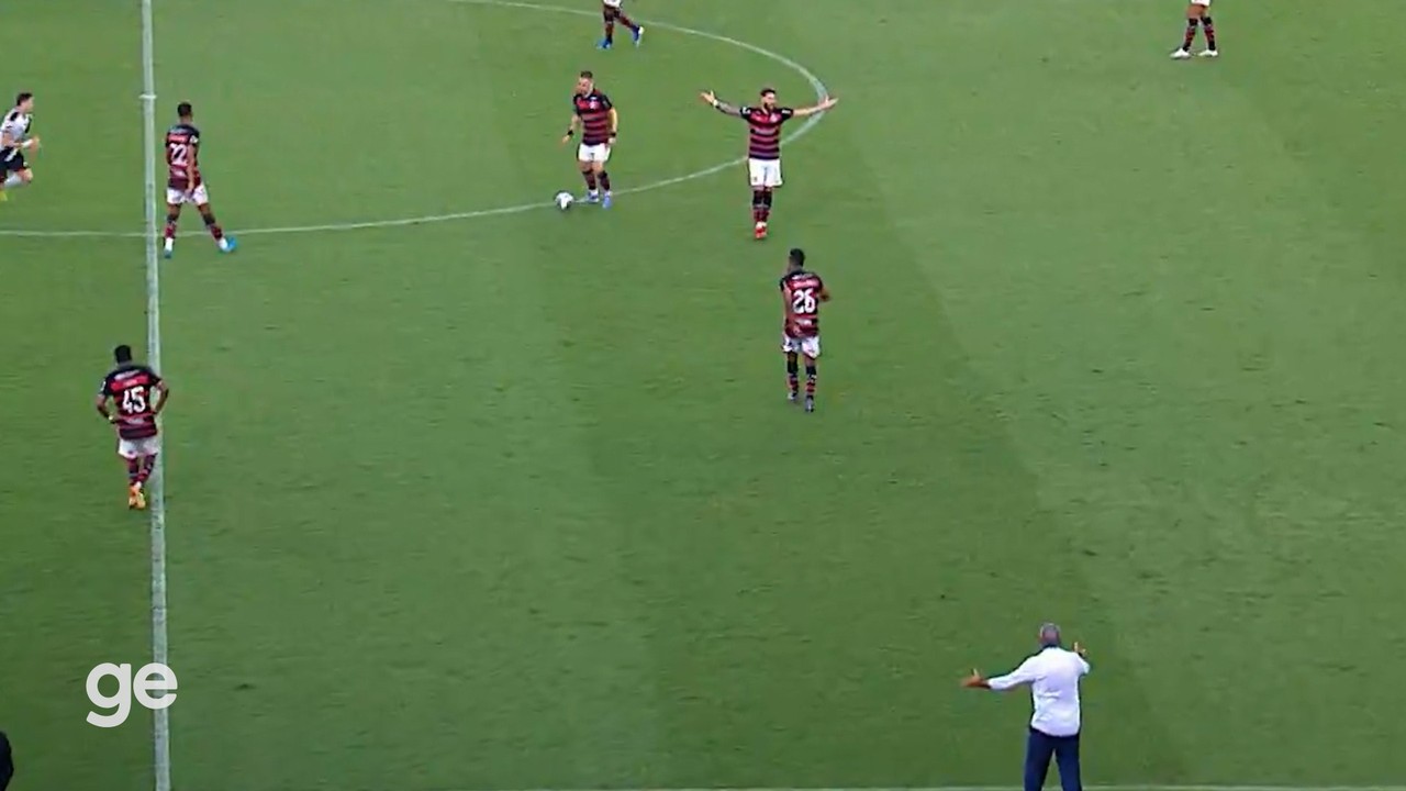 Tite gesticula para Léo Pereira, que retruca após gol do Vasco contra o Flamengo