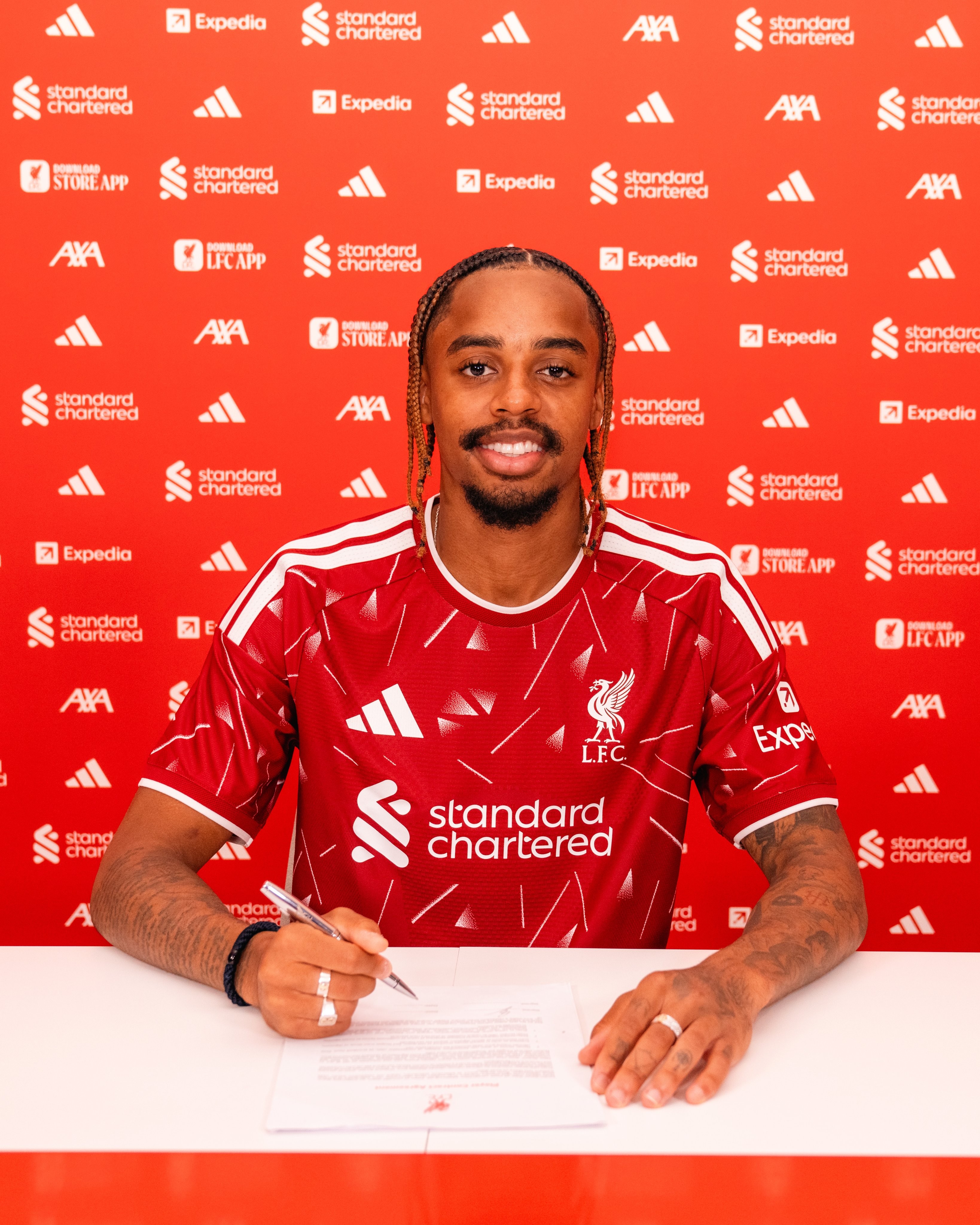 Liverpool anuncia a contratação de Barcola, ex-PSG