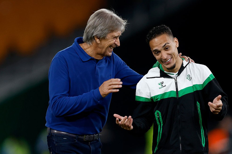Manuel Pellegrini, técnico do Betis, cumprimenta Antony após partida.