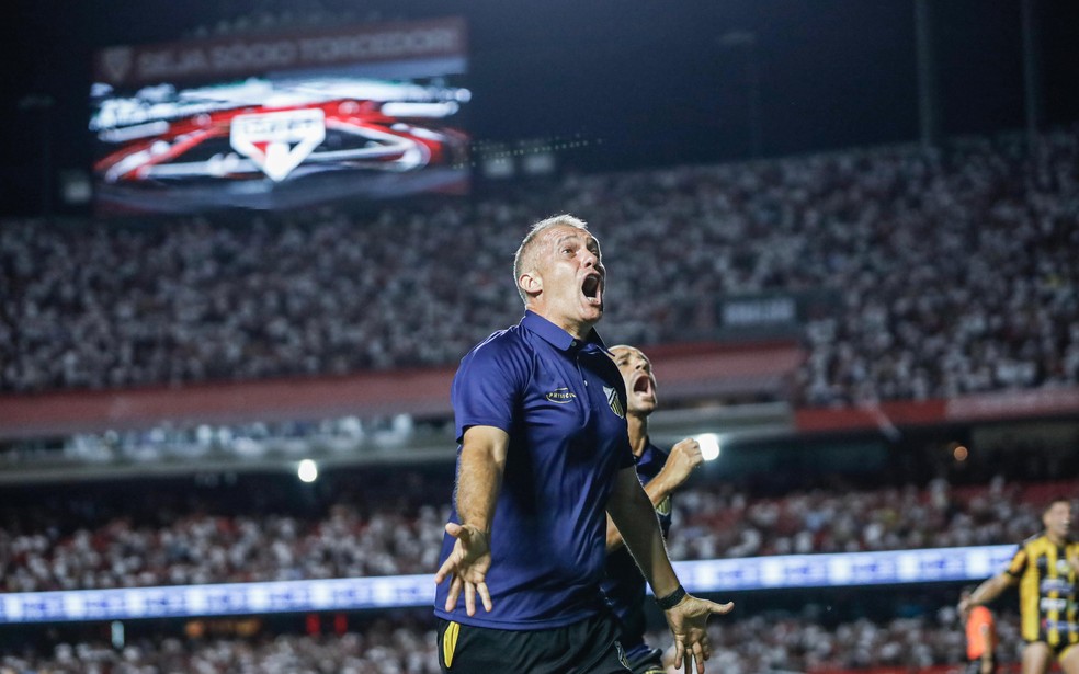 Eduardo Baptista comemora a classificação do Novorizontino à semifinal do Paulistão — Foto: Gustavo Ribeiro/Novorizontino