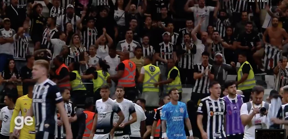 Jogadores do Atlético-MG pedem calma aos torcedores na Arena MRV — Foto: Reprodução