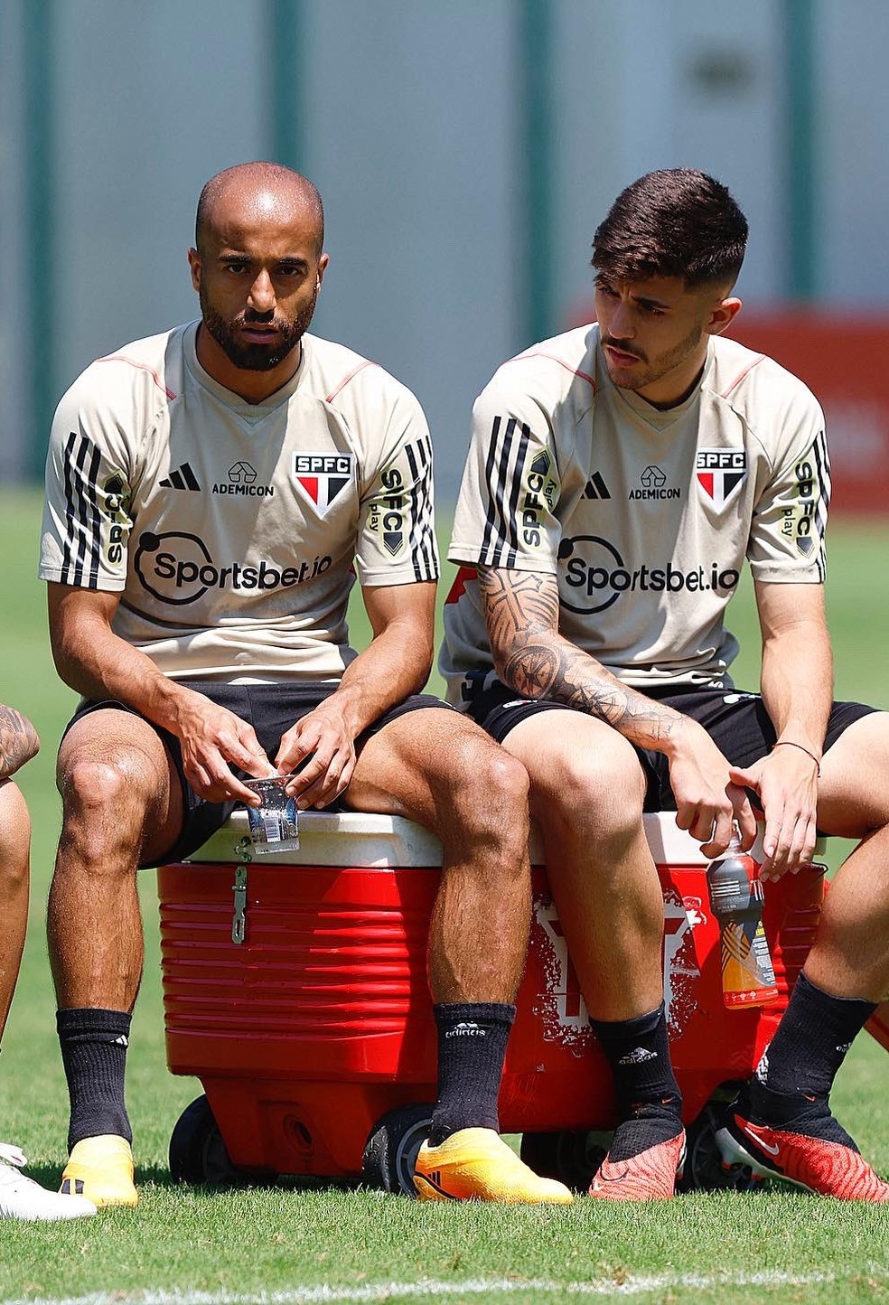 Lucas e Beraldo em treino do São Paulo — Foto: Rubens Chiri/saopaulofc