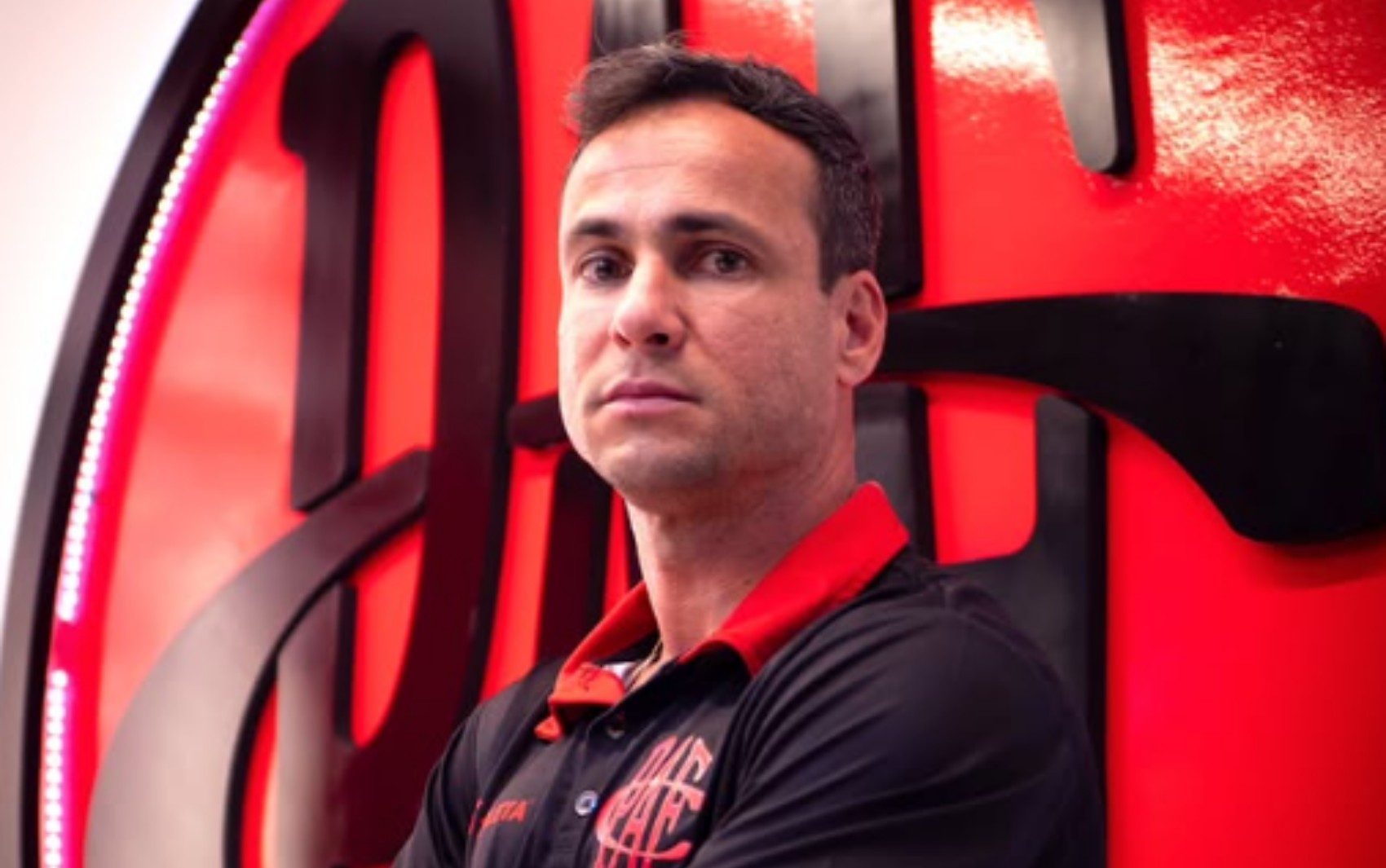 Rafael Ferro é apresentado como novo técnico do Pouso Alegre para a temporada 2027
