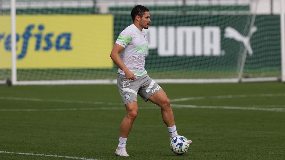 Raphael Veiga durante treino do Palmeiras na Academia de Futebol — Foto: Cesar Greco