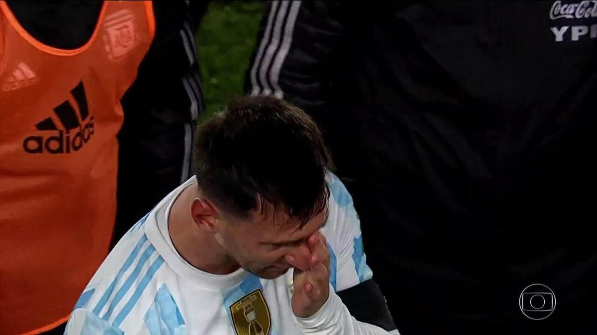 messi-chora-no-gramado-ao-apresentar-copa-am-rica-torcida-no
