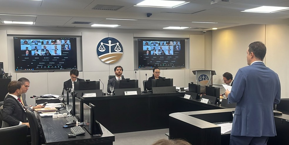Felipe Ezabella, advogado do Corinthians, em julgamento do STJD — Foto: Martín Fernandez/ge