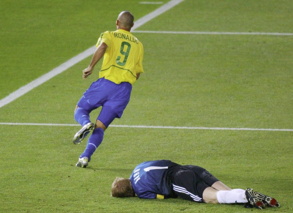 Ronaldo comemorando pelo Brasil