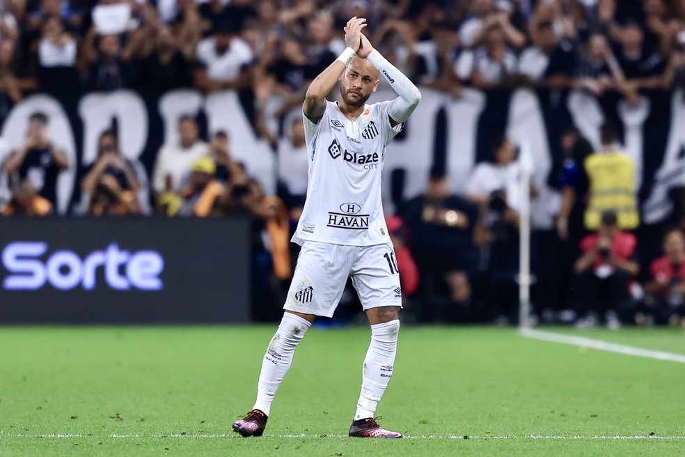 Neymar aplaude vaias de torcida do Corinthians em jogo contra o Santos — Foto: Marcello Zambrana/AGIF