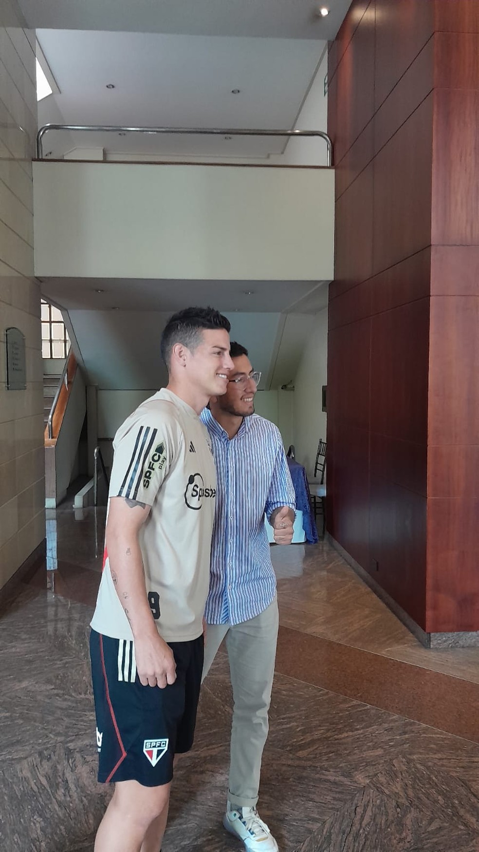 James Rodríguez é tietado por torcedor equatoriano — Foto: Eduardo Rodrigues
