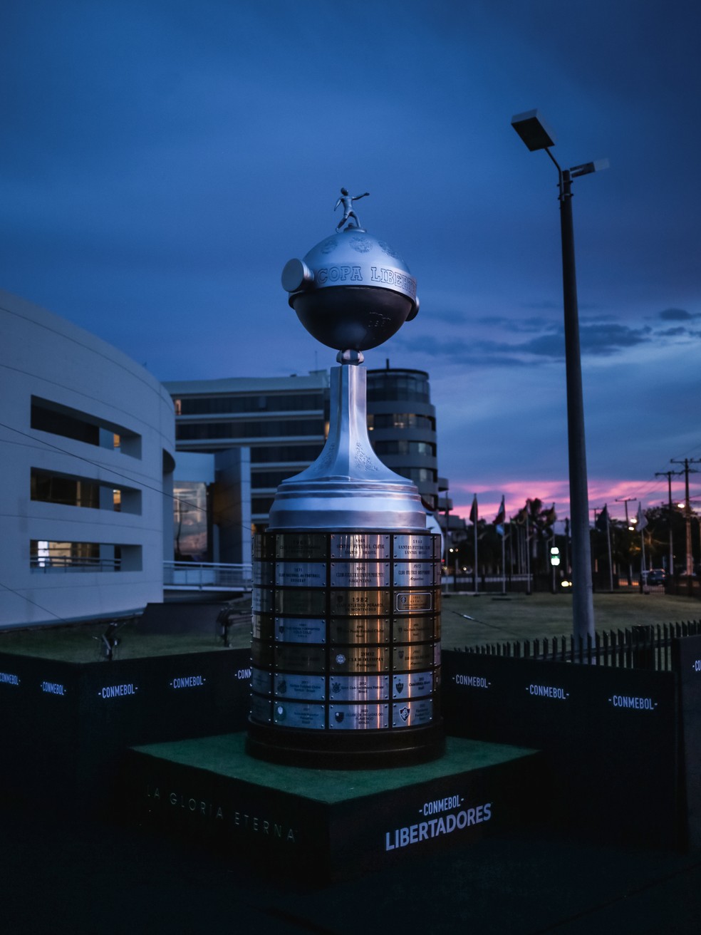Taça da Libertadores na Conmebol — Foto: Divulgação/Conmebol