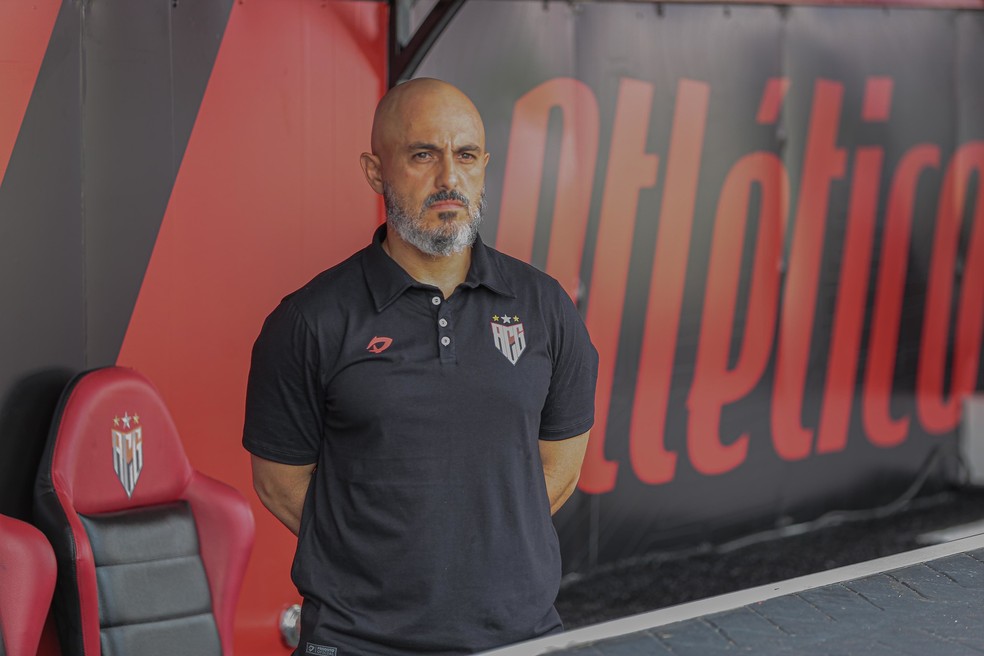 Rafael Guanaes foi demitido após 13 jogos no Atlético-GO — Foto: Bruno Corsino / Atlético-GO
