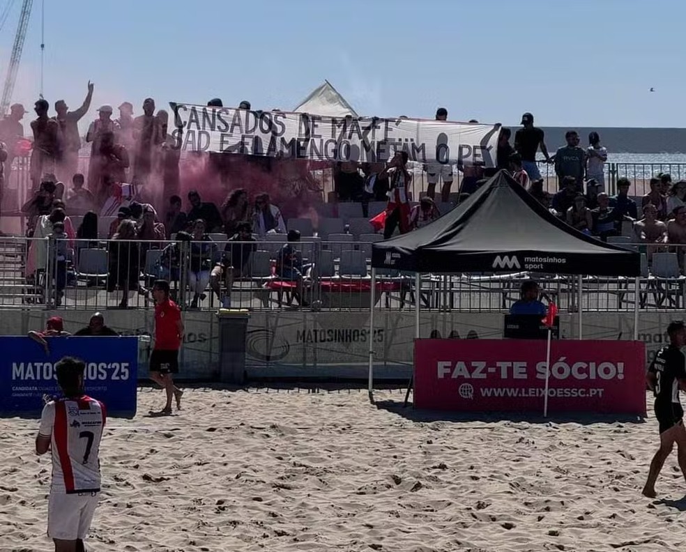 Torcida do Leixões protesta contra possibilidade de clube ser adquirido pelo Flamengo — Foto: Reprodução