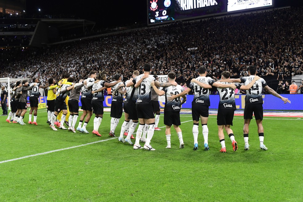 Jogadores do Corinthians fazem arena com torcedores