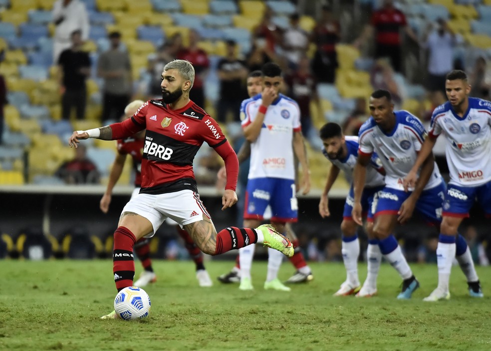 Com arbitragem polêmica, Flamengo bate Bahia e engata 2ª vitória