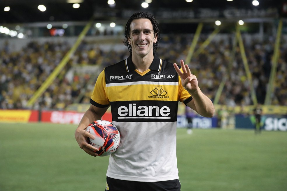 Nicolas, do Criciúma, em montagem com uniforme do clube de 1991 — Foto: Montagem, IA