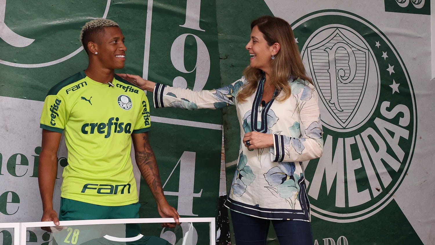 Leila diz que Palmeiras fez grande esforço para contratar Danilo: "Certamente