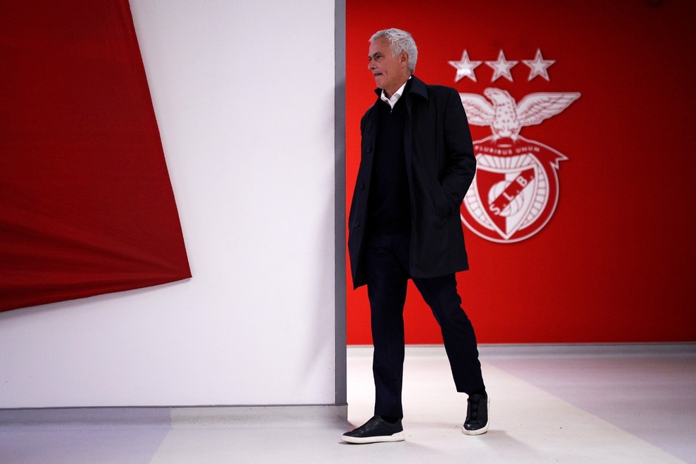 José Mourinho, técnico do Benfica, durante partida da Champions League.