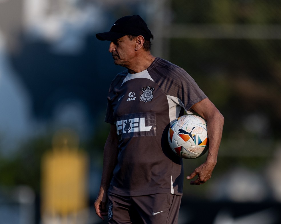 Técnico Ramón Díaz observa o treino do Corinthians  — Foto: Rodrigo Coca/Ag. Corinthians