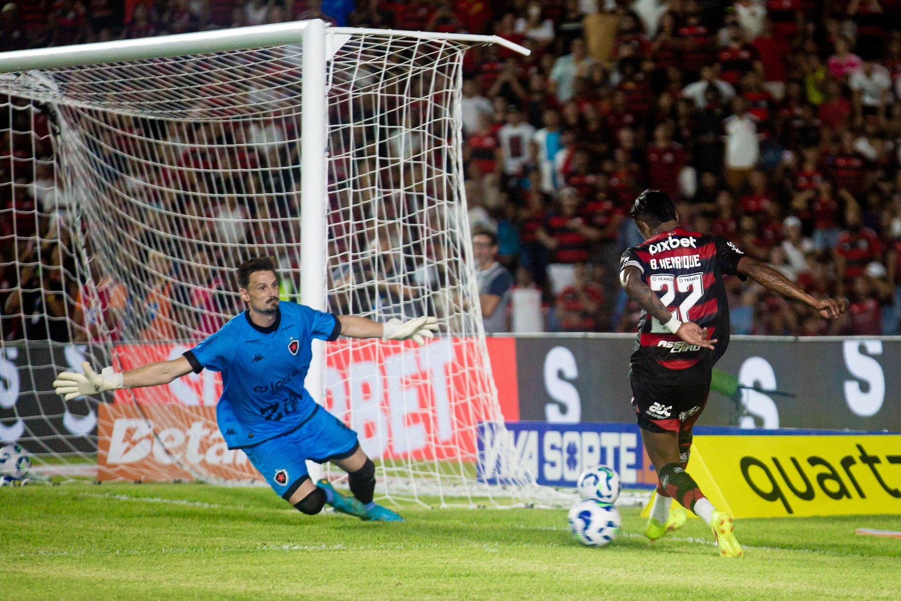 DOMÍNIO NO ATAQUE! Flamengo desperdiça mais de 10 chances de gol, mas destaca aspectos positivos.