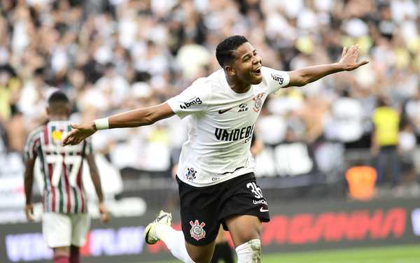 Felipe Melo marcando golaço em homenagem: Wesley alivia crise no Corinthians.