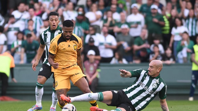 Maicon em lance de Coritiba x Amazonas